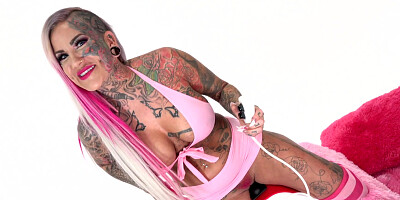 Tattooed whore Evilyn Ink plays with her favorite sex toy