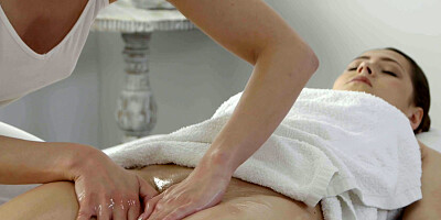 Masseuse Sereyna Gomez Licks Pussy of Sweet Client Sybil Kailena