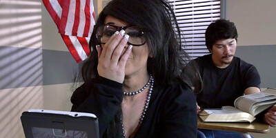 Tia Cyrus blows her PE teacher as he's giving his lecture