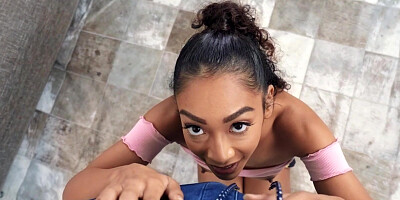 Black bimbo Sarah Lace takes care of massive schlong