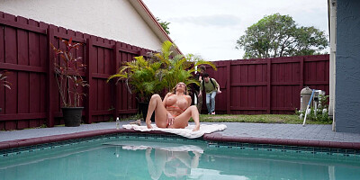 Richelle Ryan caught two guys jerking on her