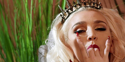 Queen Kendra Sunderland caresses her tender cunt