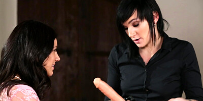 Shyla Jennings experiments with lesbian courier Nikki Hearts