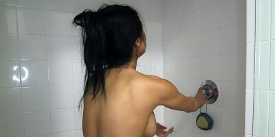 Alexa Aimes slobbers on cock & rides it after shower