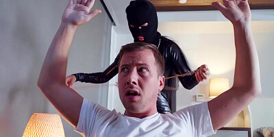 Cat burglar Amia Miley makes him fuck her wet pussy