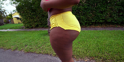 Ms. Yummy's giant ass looks amazing as she is jogging outdoor