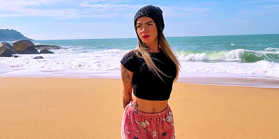 I asked a stranger to film me on the beach, I paid him with a very wet blowjob!