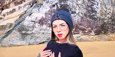 I asked a stranger to film me on the beach, I paid him with a very wet blowjob!