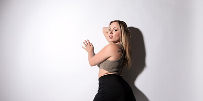 Anna Claire shows her pristine body as she plays on camera