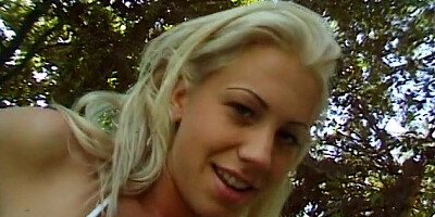 Bombshell blonde loves outdoor sex