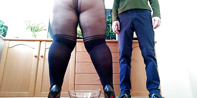 Gorgeous milf in pantyhose peeing at home