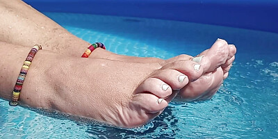 Showing off her cute pruned up soles