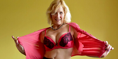 SubSlut Molly Maracas: Cock-teasing as she gets herself off.