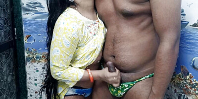 Indian desi bhabhi shook her hand and removed the water. Indian Bhabhi Giving and Got Hughes Kunshot.