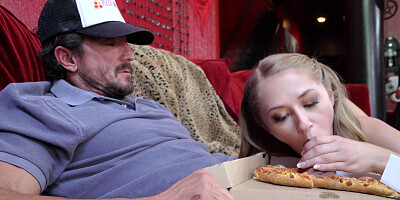 Kandace Kayne sucks delivery guy's thick cock to pay for her pizza
