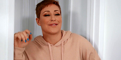 Daizy Cooper in glasses is dildoing her pussy