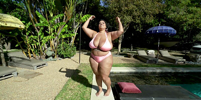 Sofia Rose demonstrates her giant natural boobs