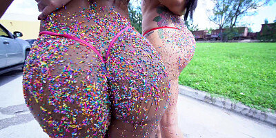 Rose Monroe and Lilith Morningstar flaunt their big asses outdoors