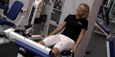 Hot babe sucking a terrific pecker after the workout session