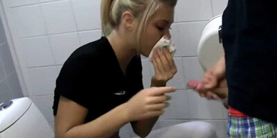 Hot babe sucking a terrific pecker after the workout session