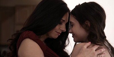 Mindi Mink and Gia Paige are kissing