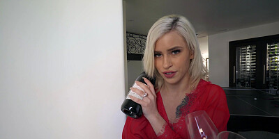 Blonde Kiara Cole gets her feet worshipped