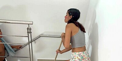 me follo duro a mi hermanastra mientras queda atrapada en las escaleras