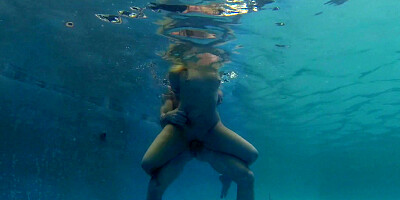 Sexy gal Kaylee Evans having sex underwater
