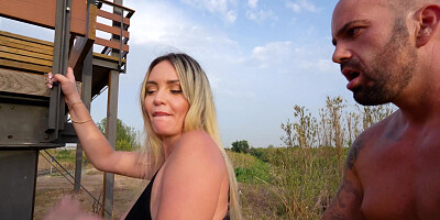 Kourtney Love gets fucked by Potro De Bilbao standing