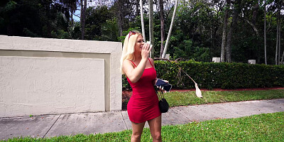 Paris Banks shows off her big tits outdoors