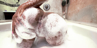 Tori Montana shows off her beautiful ass in the bathtub