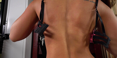 Big ass chick Kelsi Monroe shows off her twerking skills