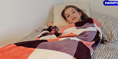 QUEDO SOLA EN CASA CON MI HERMANASTRO Y ME ENSEÑA COSITAS NUEVAS CON SU RICA VERGA-SOFIA SMITH