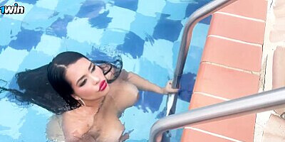 BBW MILF with big tits and ass fucks her husband's employee in the pool! laluceroofficial