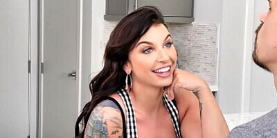 Naughty America Michelle Miller (Ivy LeBelle) Fucks a Good Samaritan