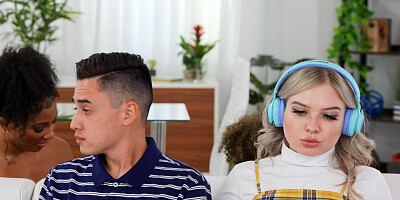 Jenna J Foxx and Olivia Jayy play lesbo games