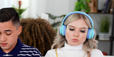 Jenna J Foxx and Olivia Jayy play lesbo games