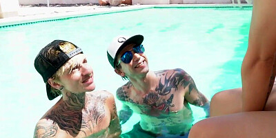 TSboy with pussy fingers dude in 3some with Asian babe