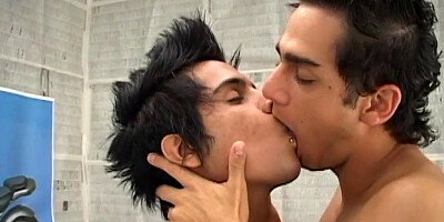 Amateur Latin twink gets analpenetrated by his lover