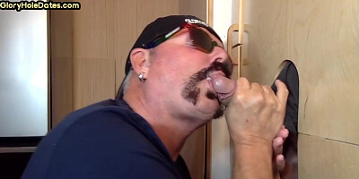 Gloryhole real DILF fills his greedy mouth with rod