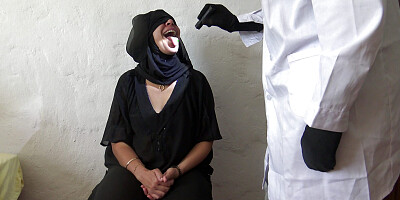 Iraqi Muslim Wife Is SHOCKED when African doctor in London flashes his big black cock !!!