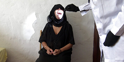 Iraqi Muslim Wife Is SHOCKED when African doctor in London flashes his big black cock !!!