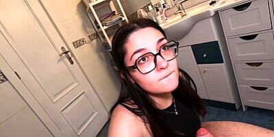 My roommate helps me and I come in her mouth