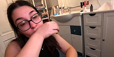My roommate helps me and I come in her mouth
