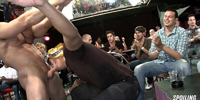 Wild stripper seduces guests on amateur blowjob party