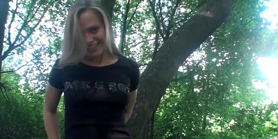 Cute teen GF gives a homemade blowjob in the woods