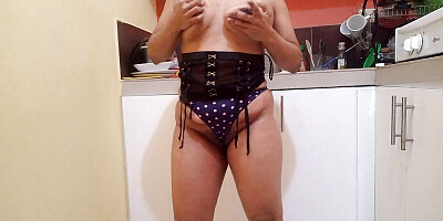 STEPMOM GETTING EXCITED WHILE COOKING!! HER PUSSY GETS HOT AND WET