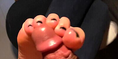 College Girl in Tight Jeans Gives Best Footjob - Ava Brooke