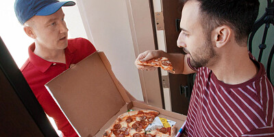Tattooed woman with a fat ass gives a tip to the pizza guy