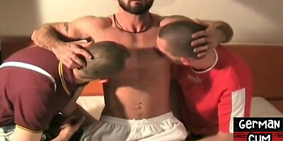 German DILF fucks barebacked bottom in homemade 3some